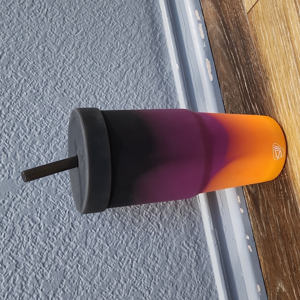 NWOT Silipint 32 oz Straw Tumbler Sun Storm Orange Purple Black Ombre
